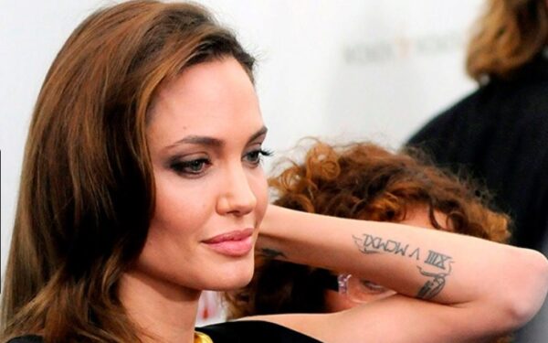 Анджелина Джоли отказалась сводить татуировки, посвящённые Брэду Питту