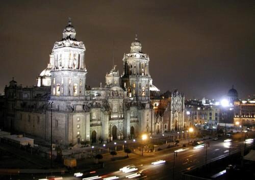 Древнему Кафедральному собору в Мехико ущерб нанесла молния