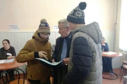 Иван Краско пришел на голосование с экс-супругой