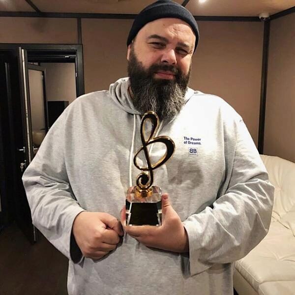 Максим Фадеев опубликовал в Instagram фото с наградой музыкальной премии BraVo