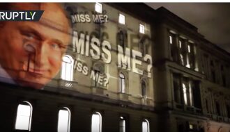 «Miss Me?»: на фасаде МИД Британии появилось фото Путина
