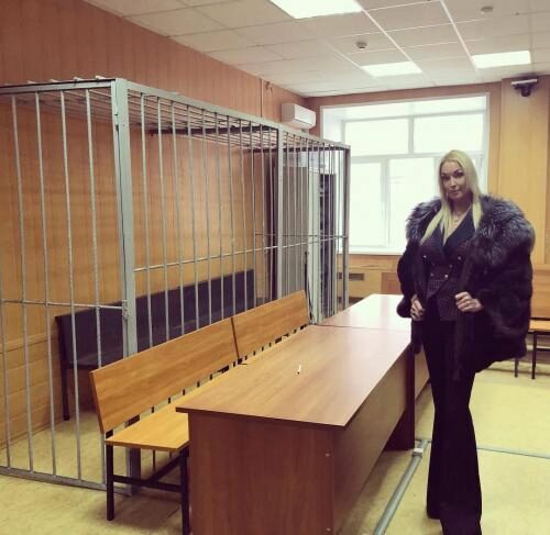 Подписчики высмеяли внешний вид Волочковой и её адвоката после суда по Скиртачу
