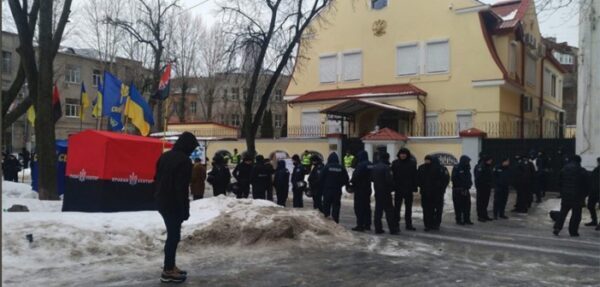 Полиция не пускает россиян на избирательные участки в Украине