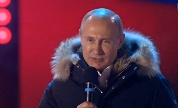 Путин признал победу на выборах, выступая на митинге на Манежной площади в Москве