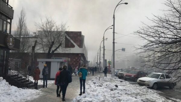 Три ребенка и женщина погибли на пожаре в ТЦ Кемерово – СК