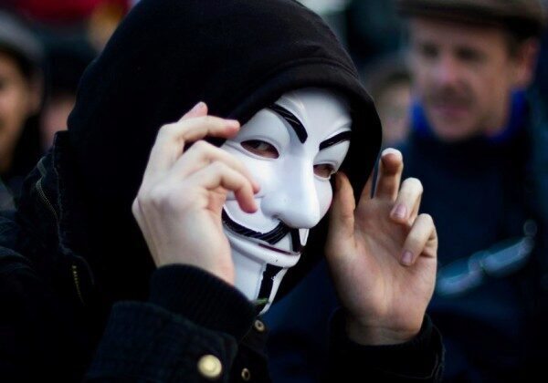 В Астрахани полицейские поймали наркокурьера в маске Анонимуса