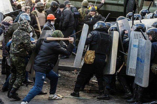 В Киеве в ходе столкновений пострадали уже семь полицейских