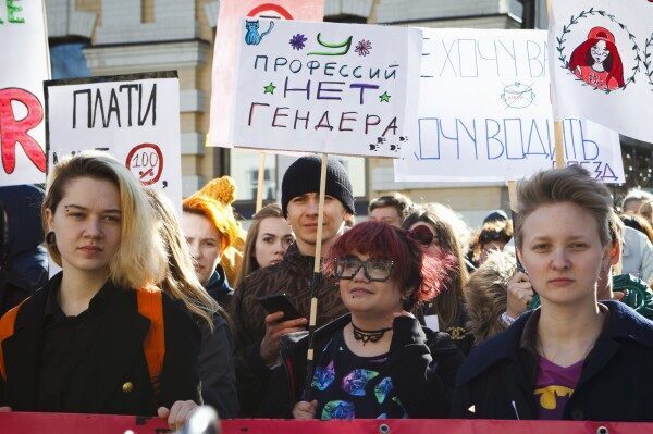В Киеве во время Марша за права женщин пятерых облили зелёнкой
