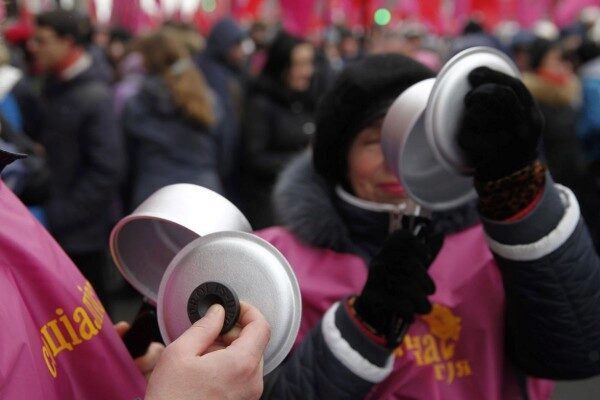 В Киеве женщины устроили "кастрюльный марш"