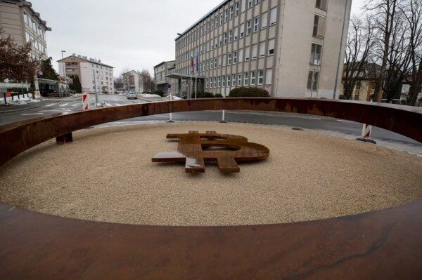 В Словении установили первый в мире памятник блокчейну