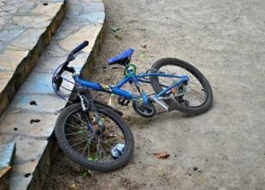 Водитель наехал на брошенный у гаражей детский велосипед и остался на год без прав