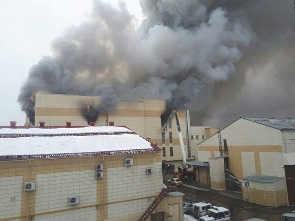 «Ъ»: Причиной пожара в Кемерове стало короткое замыкание из-за протечки снега через крышу