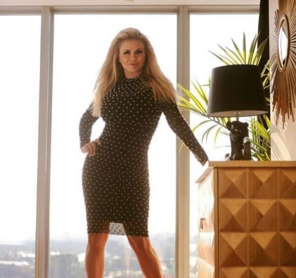 Анна Семенович блеснула в Instagram украшенным жемчугом платьем