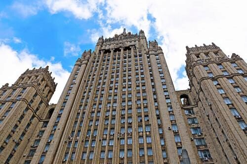 Более 40 сотрудников эвакуированы из здания МИД РФ в Москве из-за угрозы взрыва