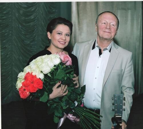 Борис Галкин похвастался молодой супругой и маленькой дочерью