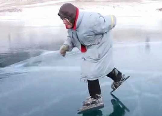 Чтобы выжить 76-летняя старушка каждый день бегает по 10 км на коньках по Байкалу