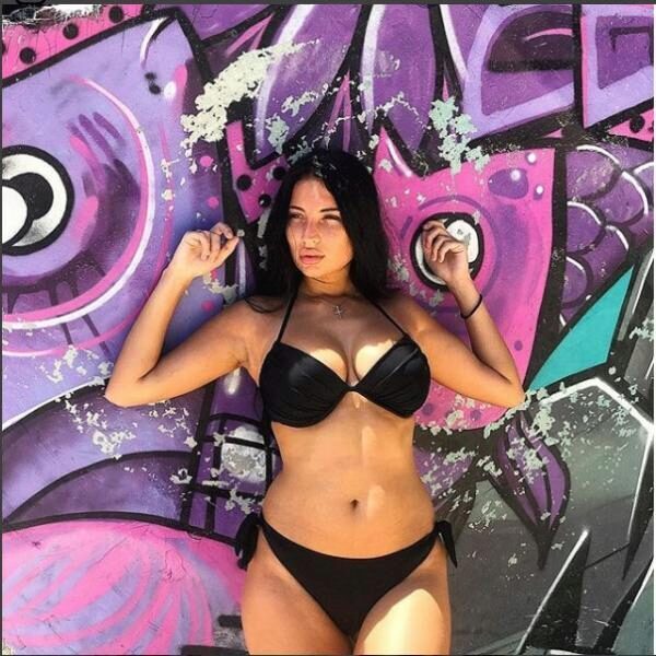 Экс-участница «Дом-2» Дарья Лымарь продемонстрировала толстое тело в бикини