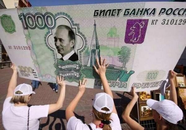 Эксперты: под давлением новых санкций рубль станет еще более уязвимым