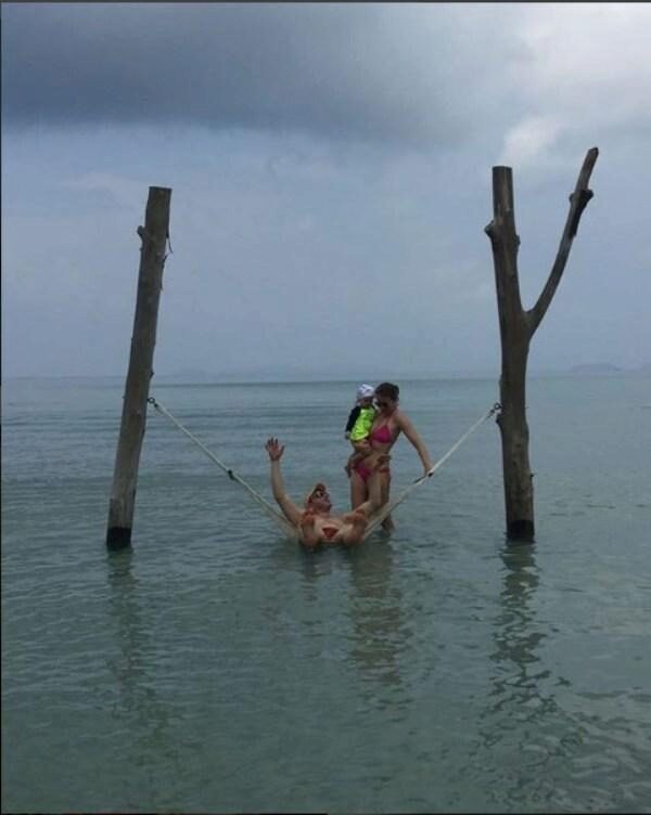 «Хватит позориться!»: Ксения Собчак показала пляжные забавы Таиланда