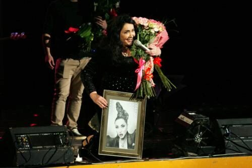 Лолита на концерте в Благовещенске получила в подарок свой портрет
