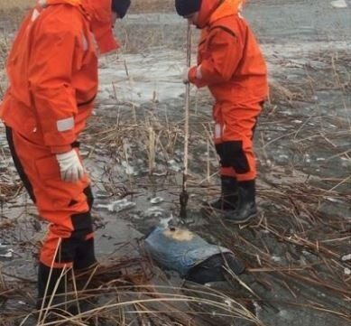 Миасские спасатели обнаружили во льду одного из озер вмерзшее тело женщины