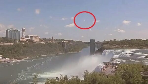 Над Ниагарским водопадом туристы заметили сверкающий НЛО