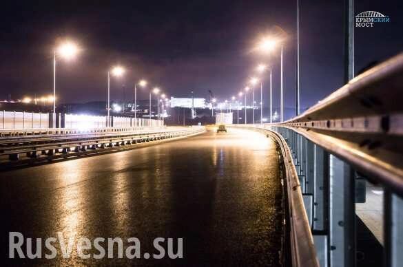 Ночные огни: строители тестируют освещение автотрассы на Крымском мосту (ФОТО)