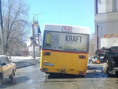 Очередной автобус провалился в яму на улице Антонова
