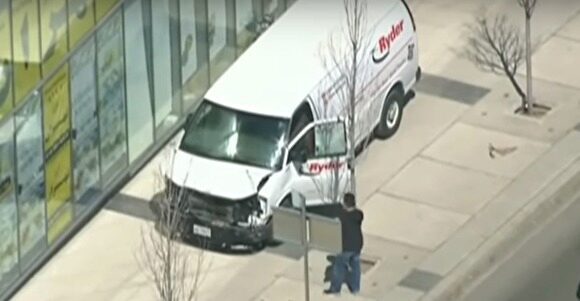 Полиция Торонто: Девять человек погибли в результате наезда микроавтобуса на пешеходов