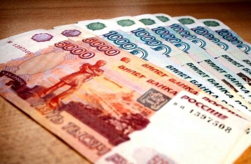 Рубль укрепился на открытии торгов