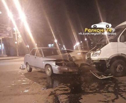 Серьезное ДТП произошло ночью в Челябинске на пустом перекрестке
