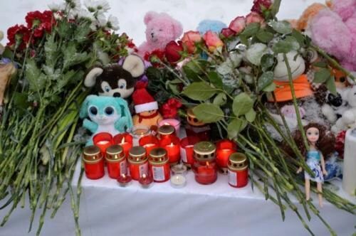 В Архангельске сгорели игрушки возле мемориала погибшим в Кемерово