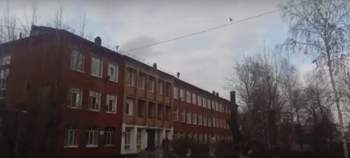 В Омске охрана никак не реагировала, когда дети бегали по крыше школы