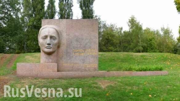 В Полтаве осквернили монумент Скорбящей Матери и памятник жертвам нацизма (ФОТО, ВИДЕО)