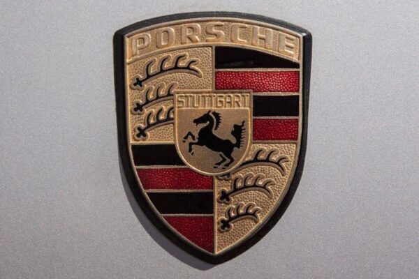 В Сети появился новый снимок электрокара Porsche Mission E