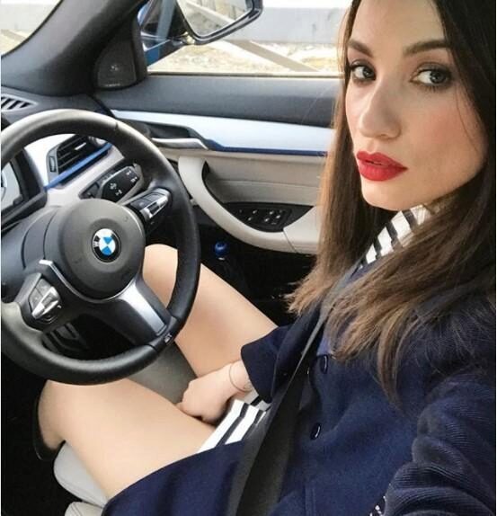 В Сети раскритиковали вульгарное селфи Виктории Дайнеко за рулём BMW