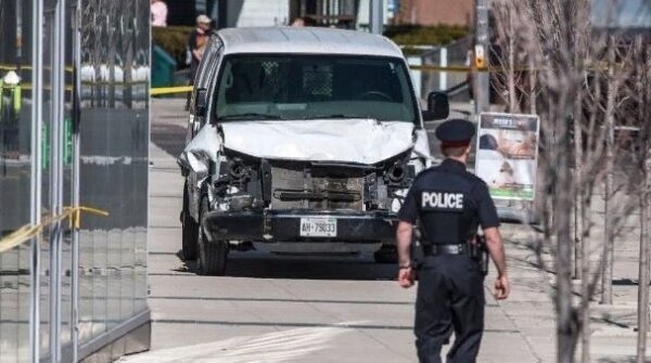 В Торонто фургон врезался в толпу. Девятеро погибших