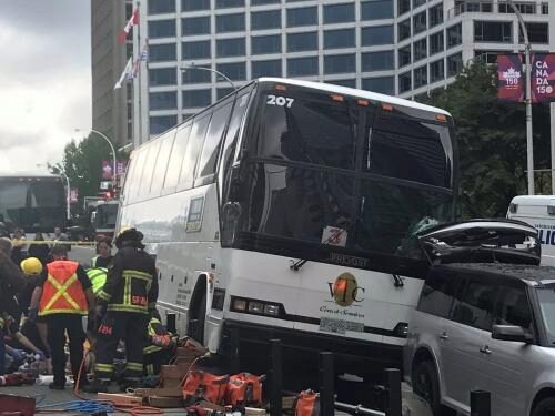 В Торонто микроавтобус врезался в толпу пешеходов, двое погибли
