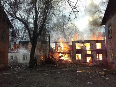 В Заводском районе горит заброшенный дом