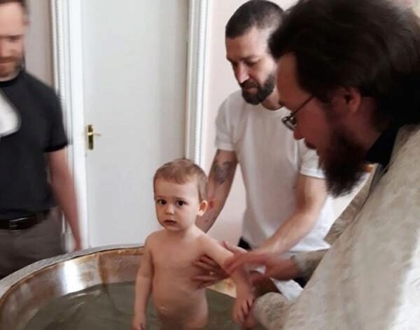 Вокалист Uma2rman впервые показал лицо единственного сына во время обряда крещения