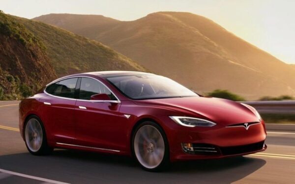 Акции Tesla выросли на 4% после оценки новой версии Model 3