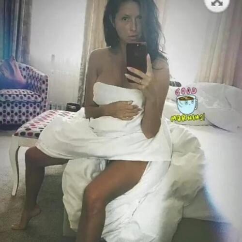 Беременная Нюша опубликовала "обнаженный" снимок в постели