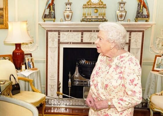 Елизавета II разместила снимок с Меган Маркл в своем кабинете