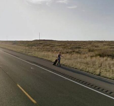Google Maps обнаружил человека с чемоданом на дороге "самого странного" города в США