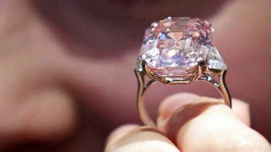 Купленное на барахолке по цене бижутерии 30 лет назад кольцо продано за 55 млн рублей
