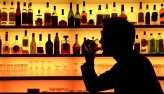 Медики назвали спиртной напиток, убивающий молодость