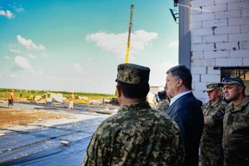 Пётр Порошенко избавляется от советских казарм