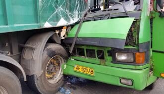 В Каменском маршрутка с пассажирами врезалась в грузовой автомобиль