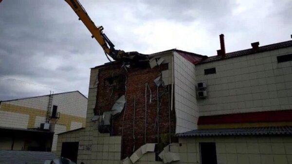В Кемерове начали сносить сгоревший ТЦ «Зимняя вишня»