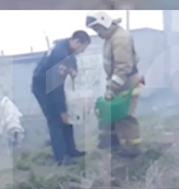 В Омске сотрудники МЧС тушили пожар с помощью садовой лейки